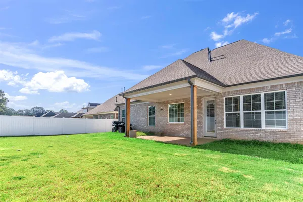 $469,900 | 200 Valleyview Lane, Oakland, TN 38060