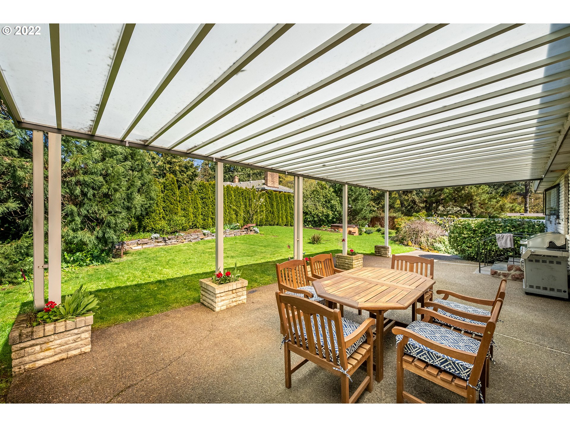 135 South Ridge Drive Portland, OR 97219 - Photo 28 of 32 a backyard of a house with a garden and outdoor seating