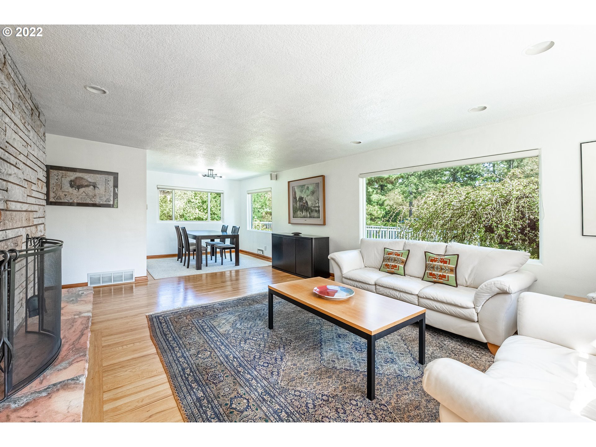 135 South Ridge Drive Portland, OR 97219 - Photo 4 of 32 a living room with furniture and a large window