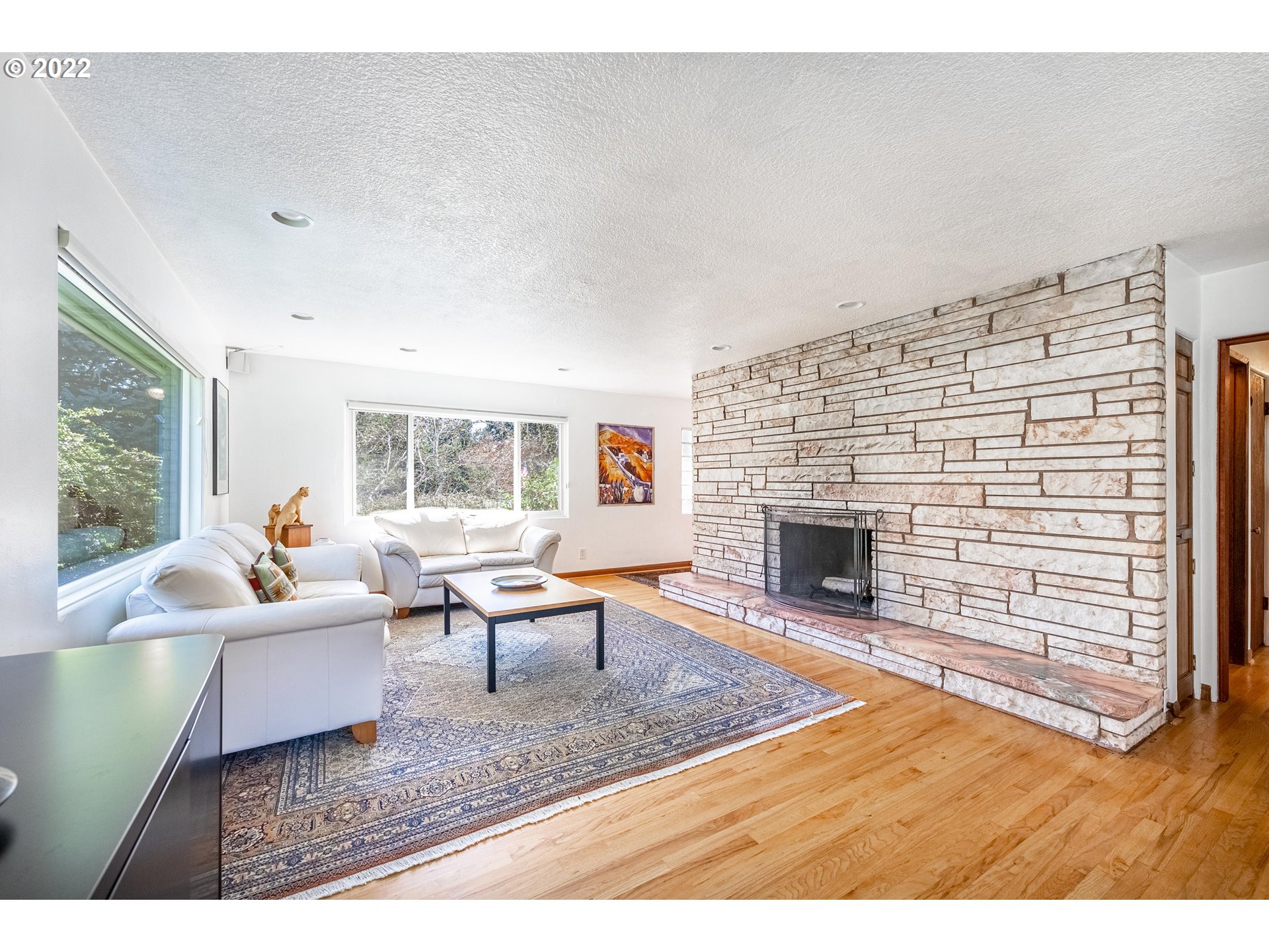 135 South Ridge Drive Portland, OR 97219 - Photo 7 of 32 a living room with furniture and a fireplace