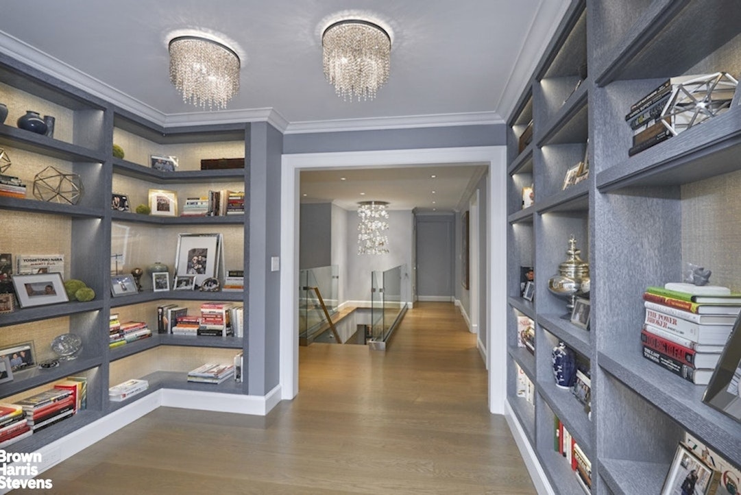 150 East 69th Street, Unit 4M Manhattan, NY 10021 - Photo 9 of 24 a view of an entryway with a workspace