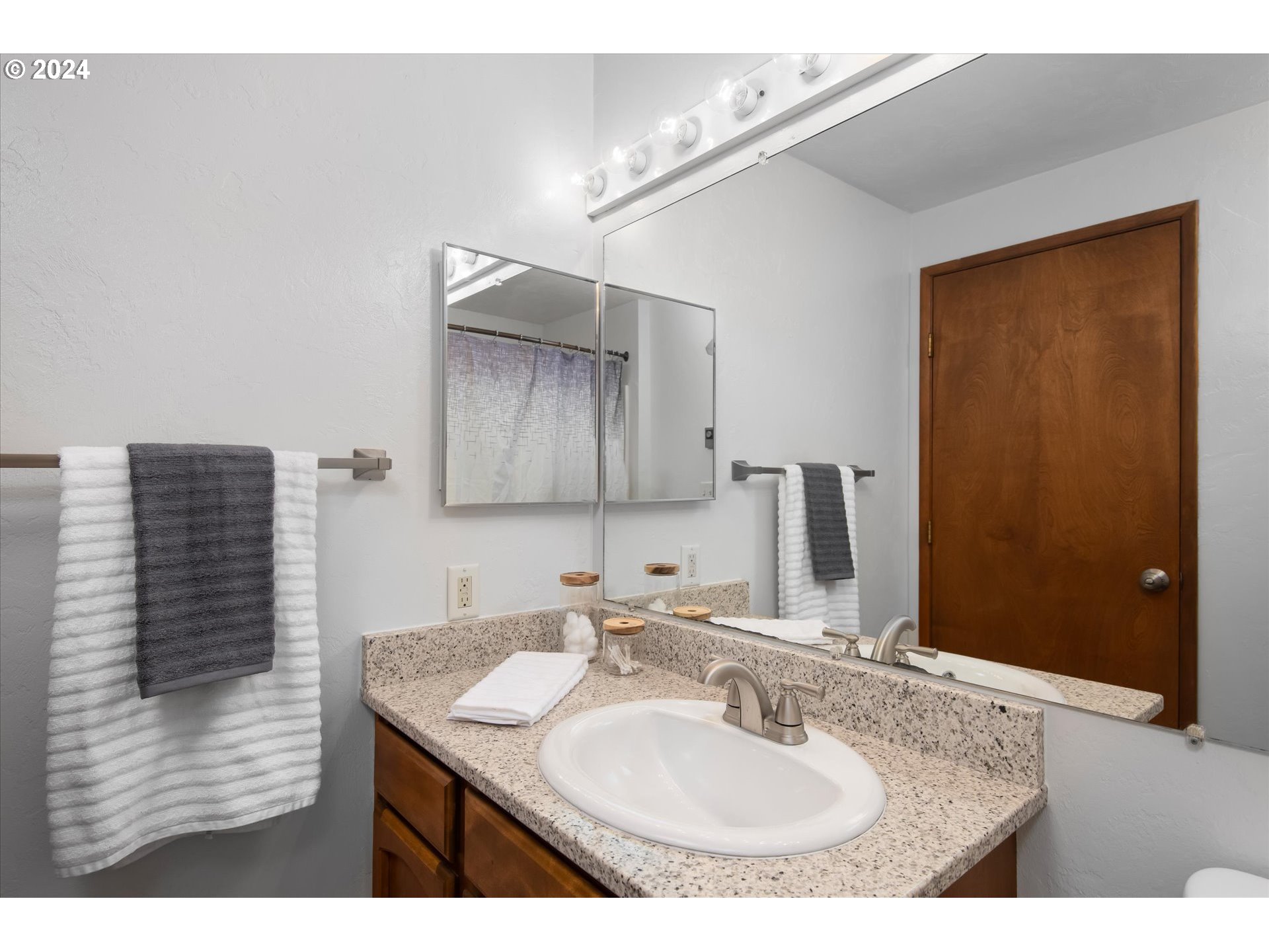 650 Harlow Road, Unit 202 Springfield, OR 97477 - Photo 18 of 34 a bathroom with a granite countertop sink and a mirror