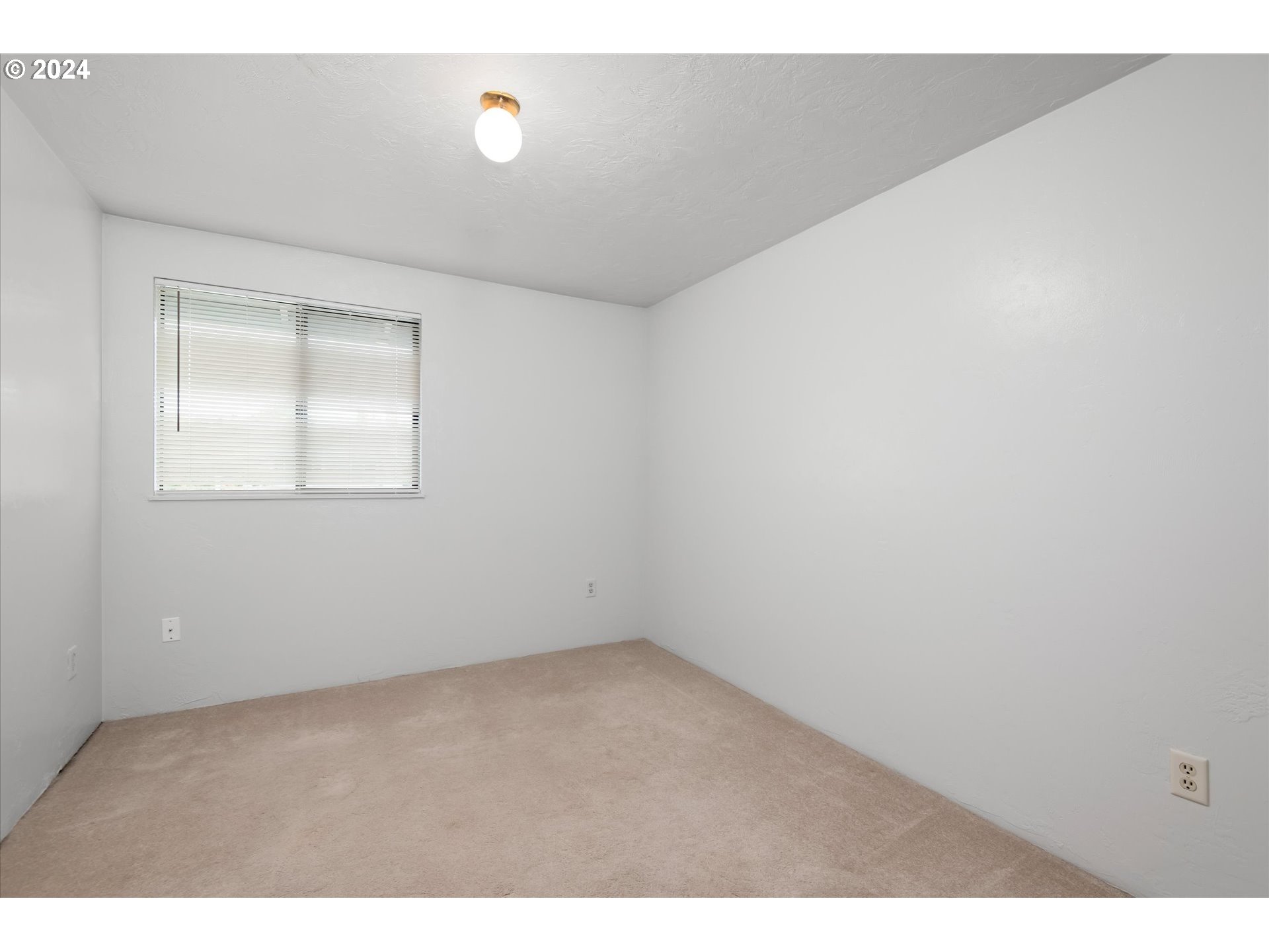 650 Harlow Road, Unit 202 Springfield, OR 97477 - Photo 20 of 34 an empty room with a window