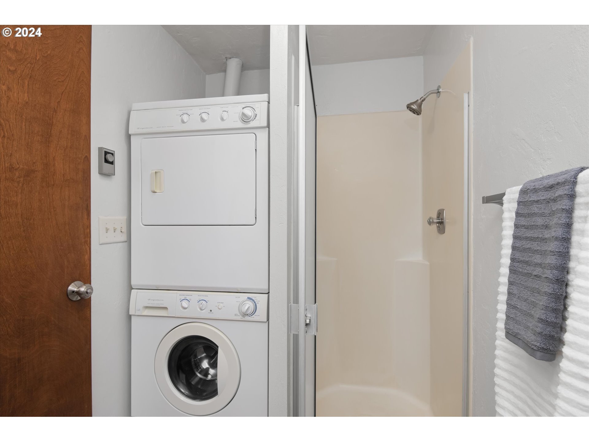 650 Harlow Road, Unit 202 Springfield, OR 97477 - Photo 23 of 34 a utility room with dryer and washer