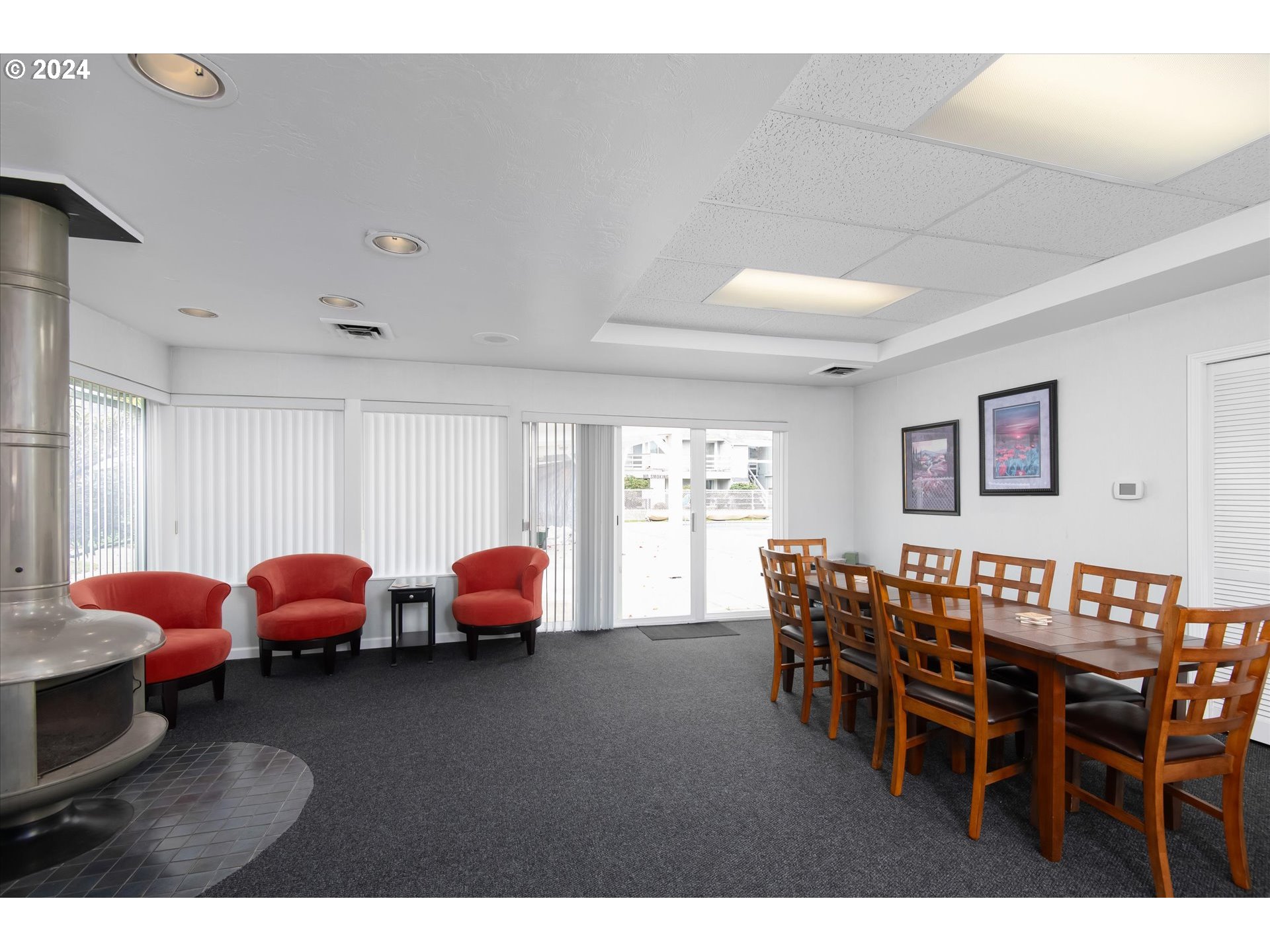 650 Harlow Road, Unit 202 Springfield, OR 97477 - Photo 31 of 34 a dining room with furniture and window