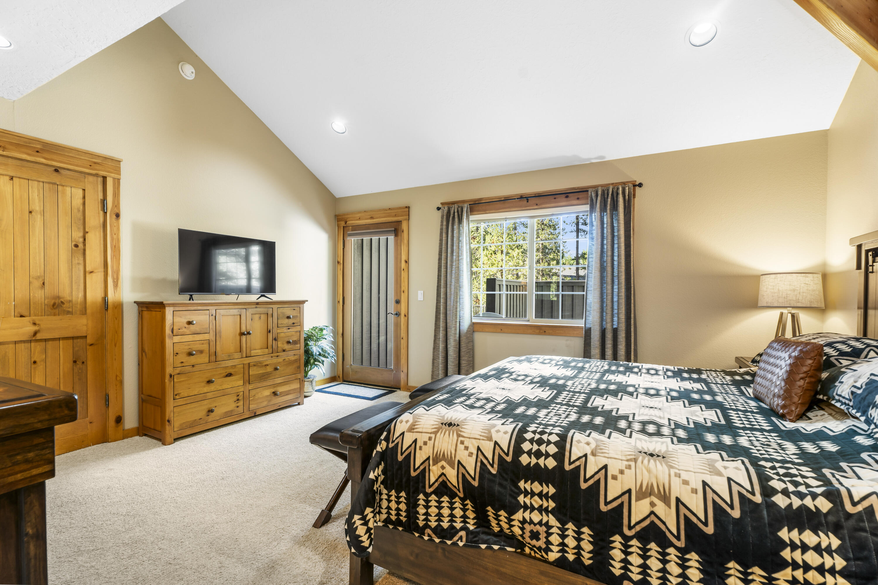 18189 Oregon Loop, Unit 5 Sunriver, OR 97707 - Photo 18 of 41 Bedroom #1 - Downstairs Primary Suite
