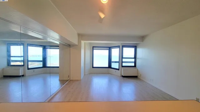 $526,000 | 6363 Christie Avenue, Unit 1915, Emeryville, CA 94608