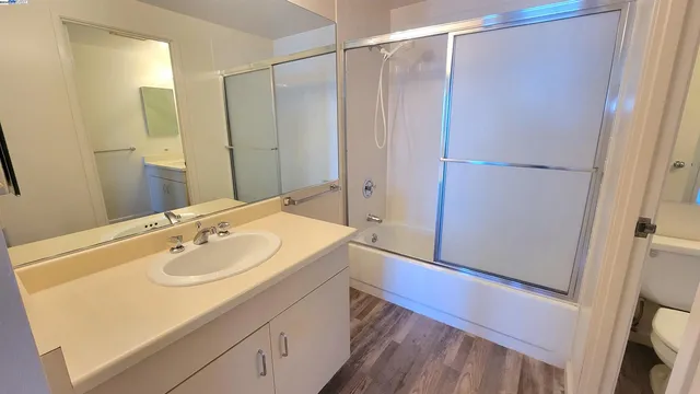 $526,000 | 6363 Christie Avenue, Unit 1915, Emeryville, CA 94608