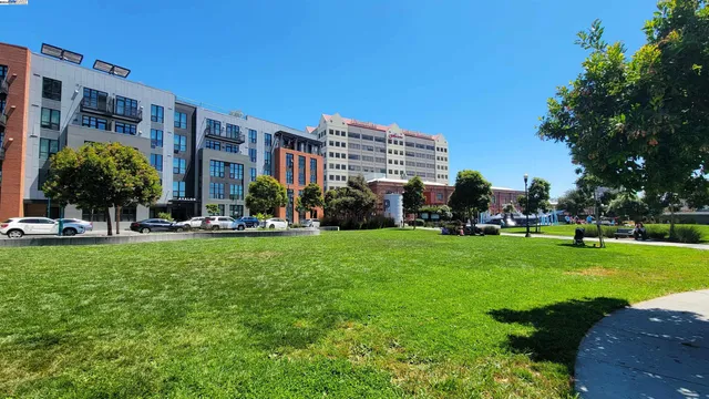 $526,000 | 6363 Christie Avenue, Unit 1915, Emeryville, CA 94608