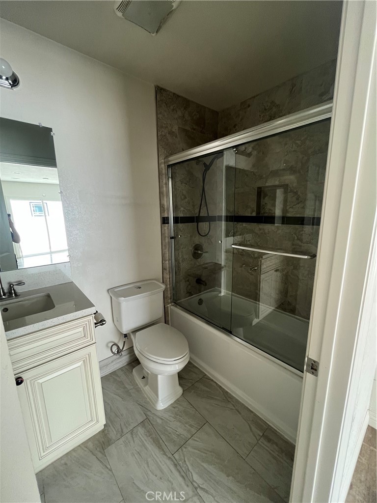 3751 Briscoe Street Riverside, CA 92506 - Photo 13 of 16 a bathroom with a toilet a sink and a bathtub