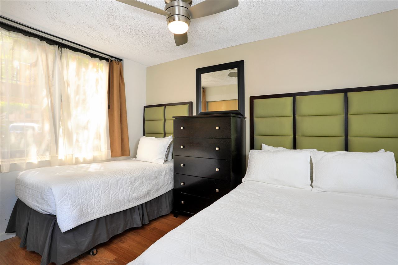 2695 South Kihei Road, Unit 10115 Kihei, HI 96753 - Photo 20 of 28 a bedroom with a large bed and a window