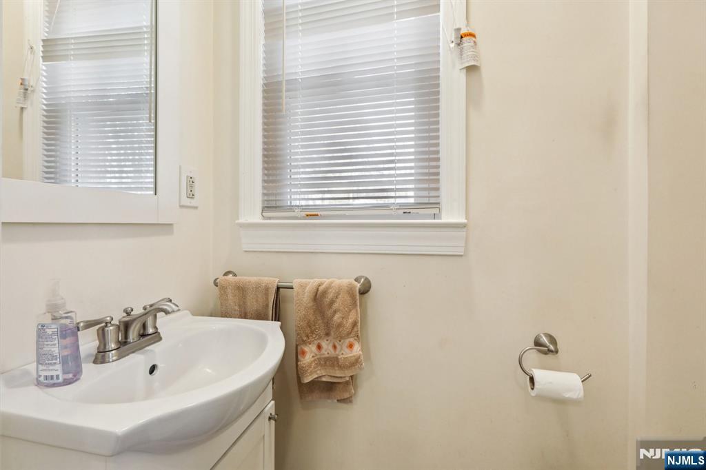 63 West Airmount Road Mahwah, NJ 07430 - Photo 8 of 20 a bathroom with a sink and a bathtub