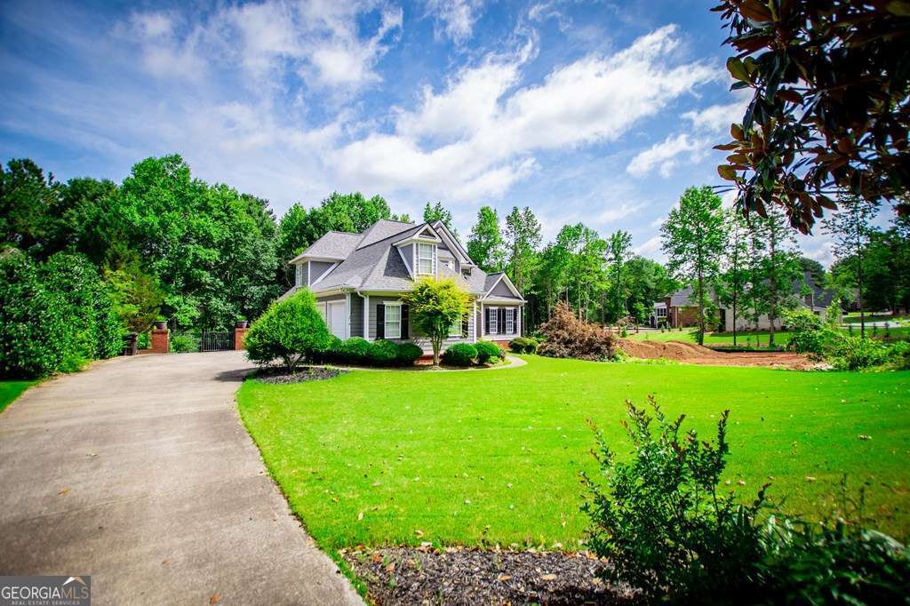 204 Pinehurst Way Carrollton, GA 30116 - Photo 5 of 61 a front view of a house with garden