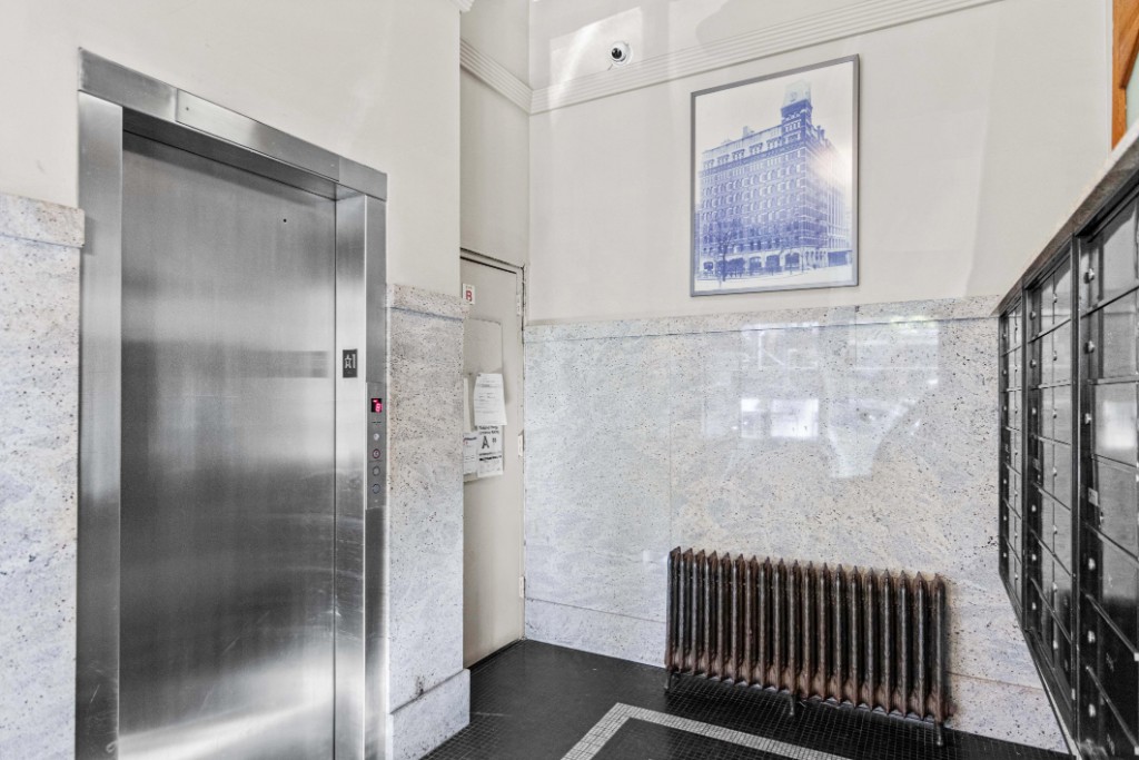 165 Duane Street, Unit 6A Manhattan, NY 10013 - Photo 26 of 29 a bathroom with a mirror