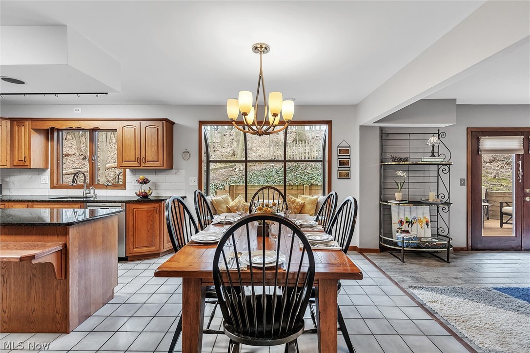 38140 Ridge Road Willoughby, OH 44094 - Photo 9 of 35 Dining