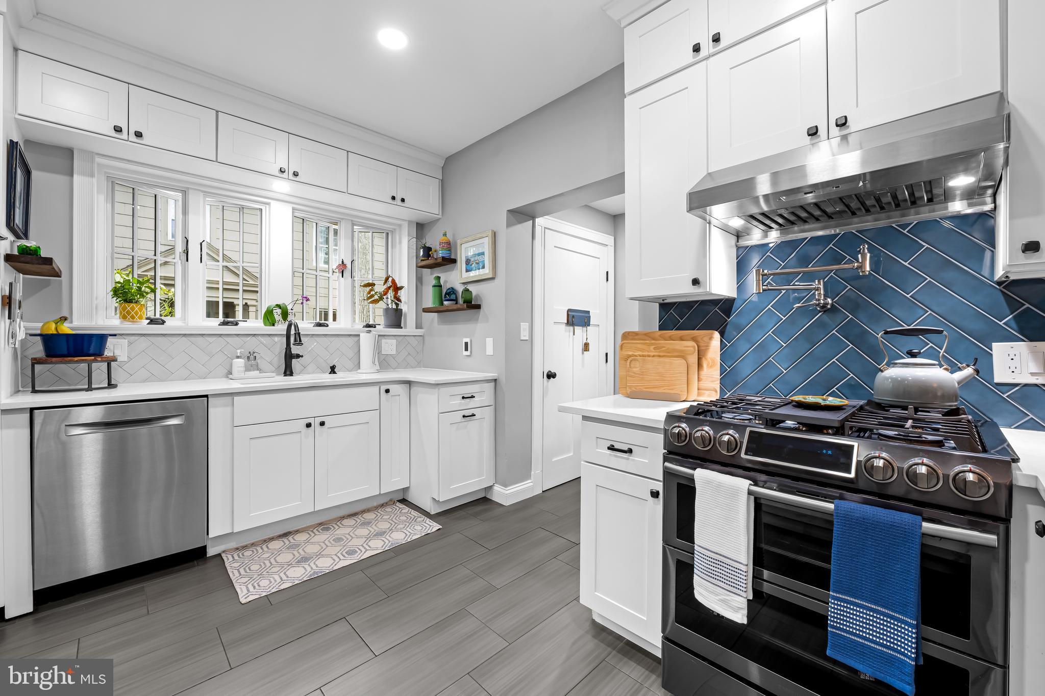 310 Thornhill Road Baltimore, MD 21212 - Photo 13 of 36 Range has customherringbone backsplas & pot filler