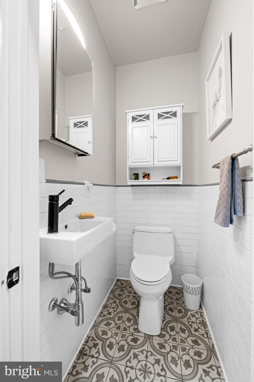 310 Thornhill Road Baltimore, MD 21212 - Photo 19 of 36 1st floor powder room