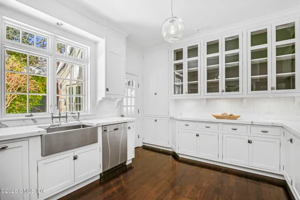 $15,600,000 | 164 Round Hill Road, Greenwich, CT 06831