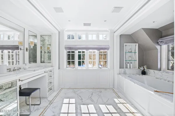 $15,600,000 | 164 Round Hill Road, Greenwich, CT 06831