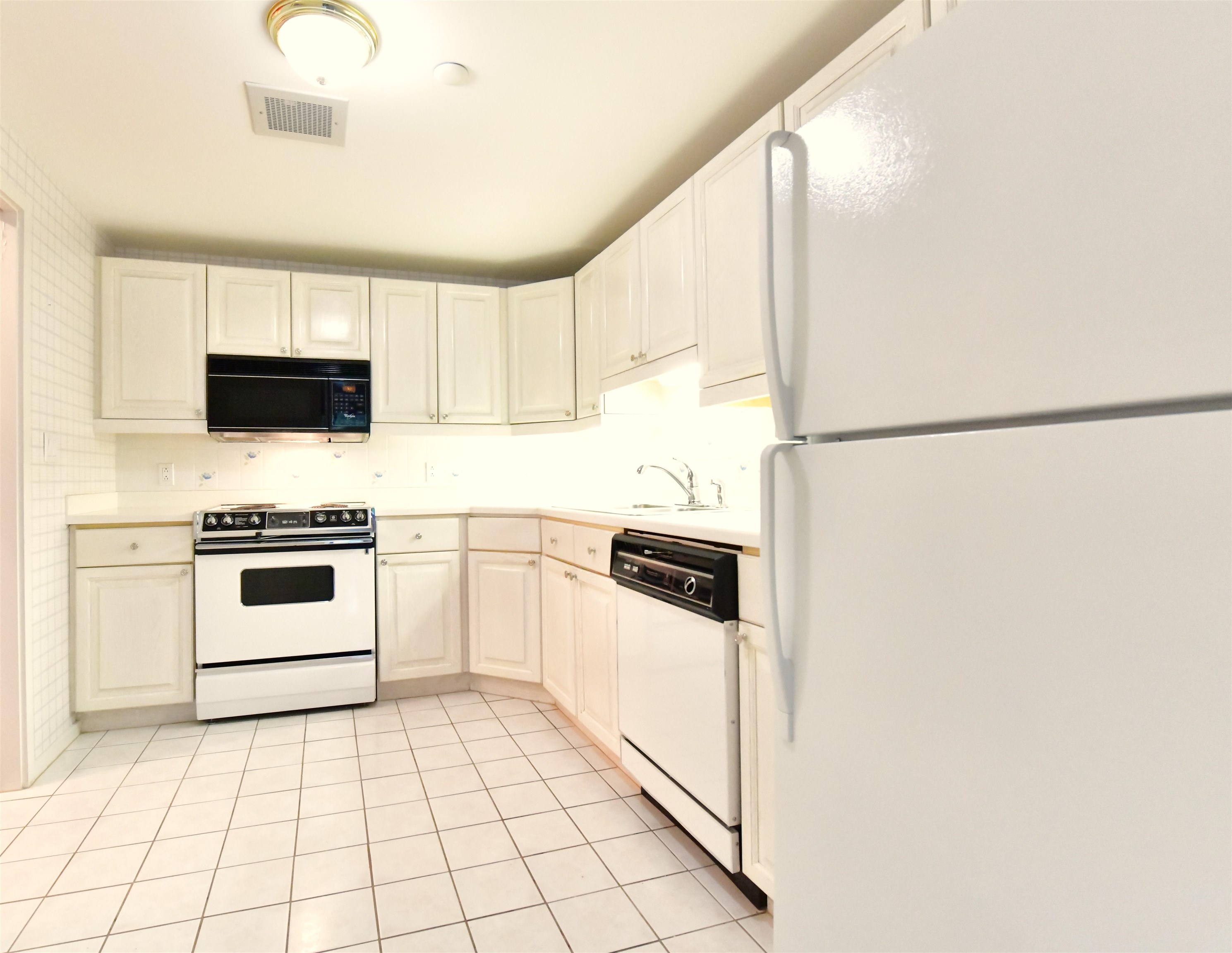 300 North River Road, Unit 208 Manchester, NH 03104 - Photo 3 of 24 Gallery Image 3