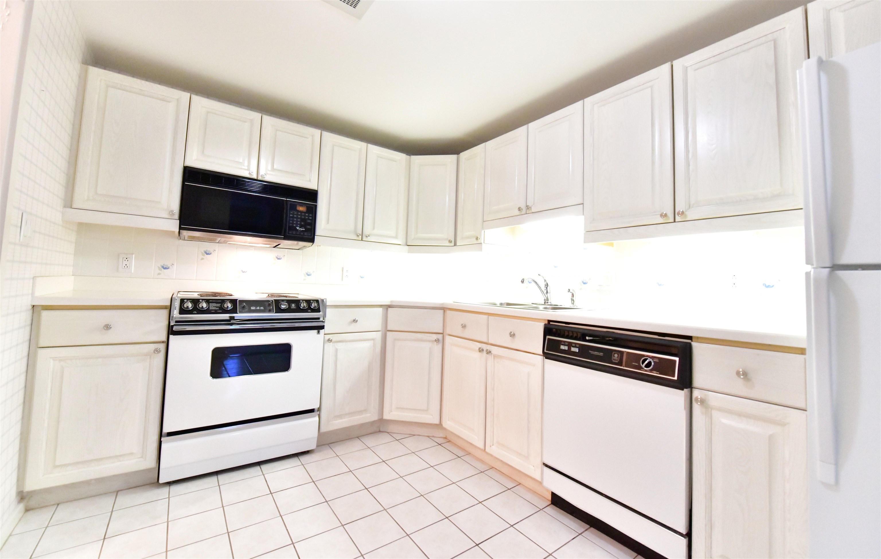 300 North River Road, Unit 208 Manchester, NH 03104 - Photo 4 of 24 Gallery Image 4
