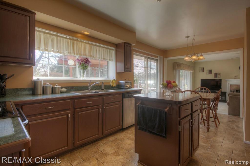 45575 Hanford Road Canton, MI 48187 - Photo 6 of 27 Kitchen