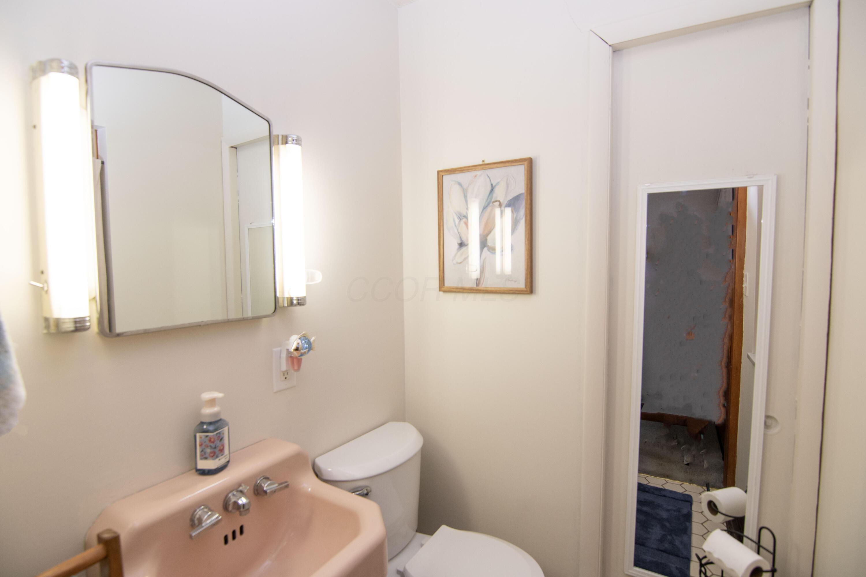 4360 Dublin Road Columbus, OH 43221 - Photo 25 of 41 Owner Half Bath