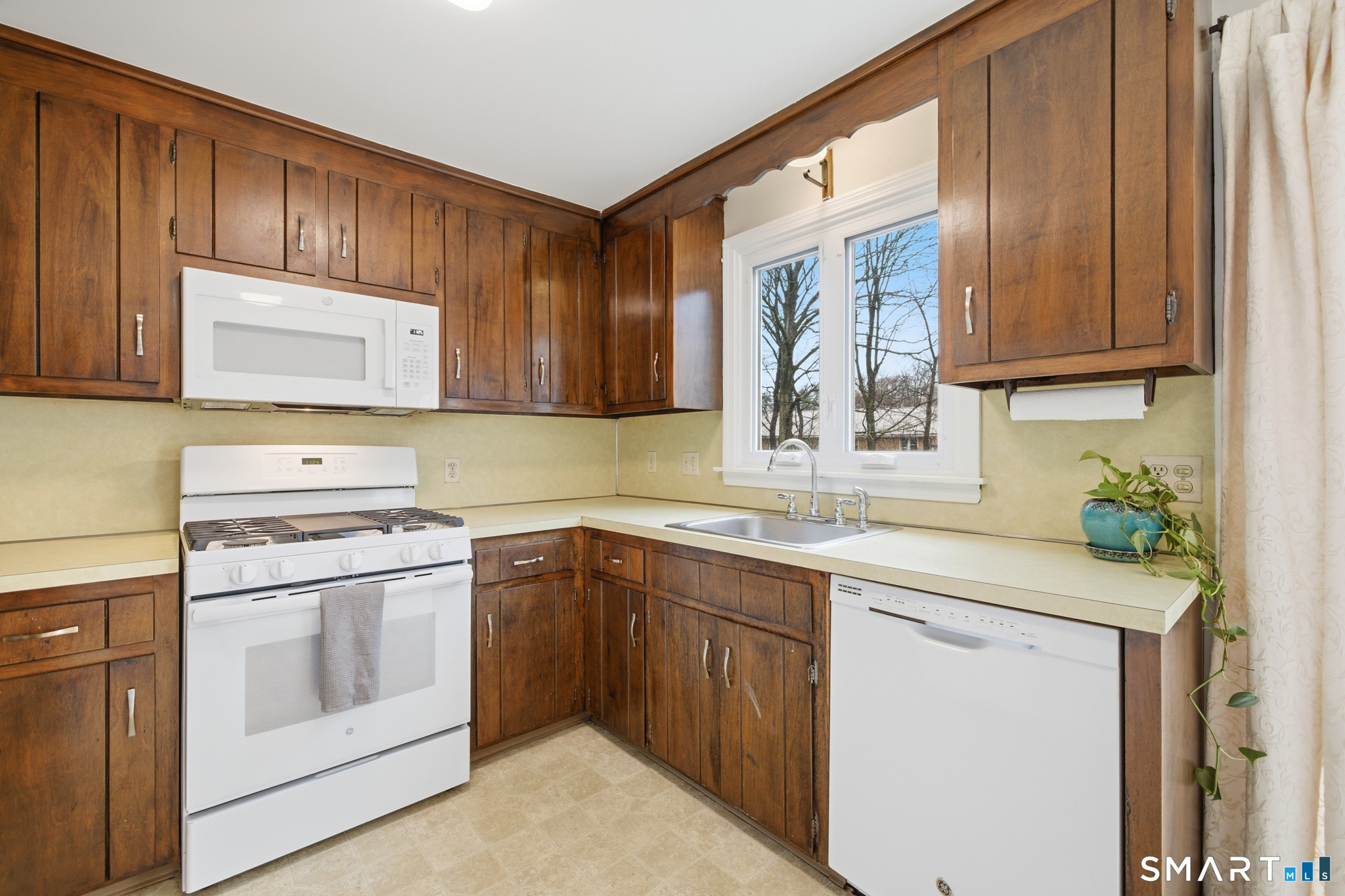 36 Grove Street, Unit E Manchester, CT 06042 - Photo 15 of 31 a kitchen with appliances cabinets and a sink