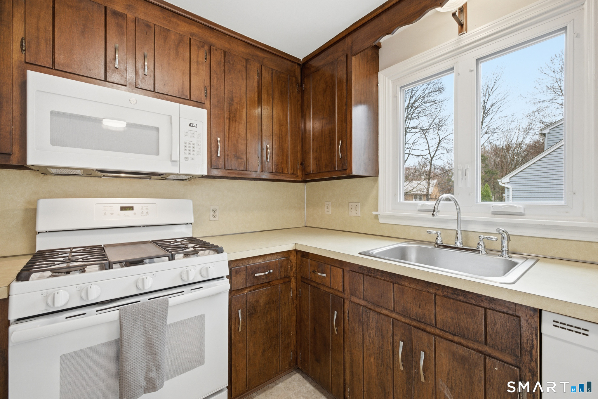36 Grove Street, Unit E Manchester, CT 06042 - Photo 18 of 31 a kitchen with a stove cabinets and a sink