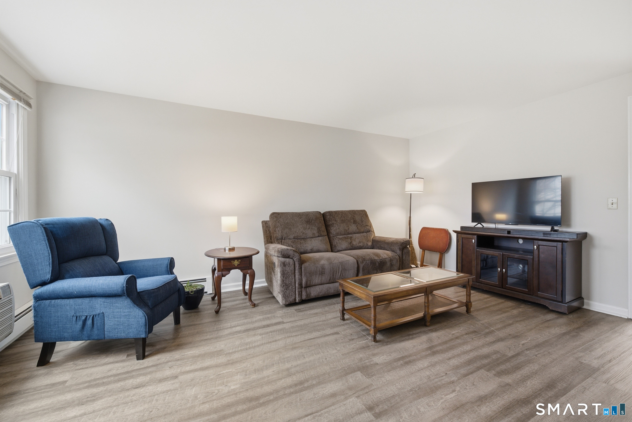 36 Grove Street, Unit E Manchester, CT 06042 - Photo 6 of 31 a living room with furniture and a flat screen tv