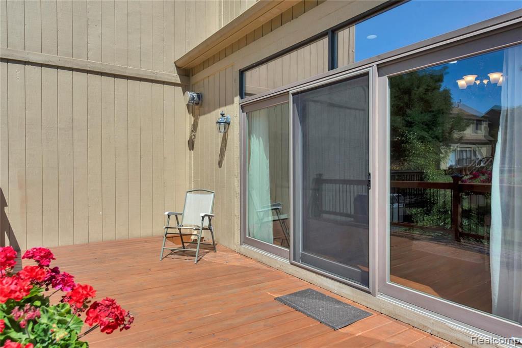 2153 Crystal Drive Rochester Hills, MI 48309 - Photo 4 of 31