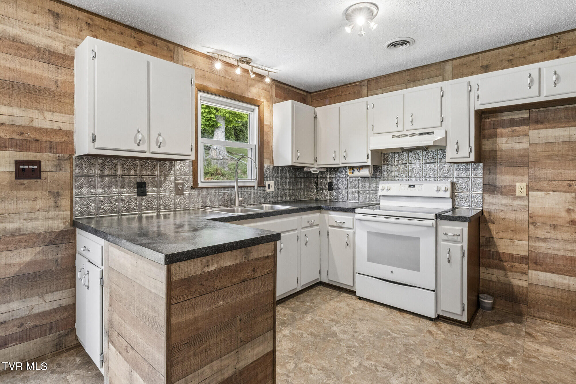 464 Springfield Drive Bristol, TN 37620 - Photo 20 of 58 Springfield-21