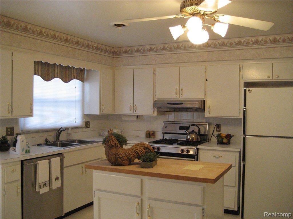 9187 Tower Road South Lyon, MI 48178 - Photo 2 of 10 Kitchen