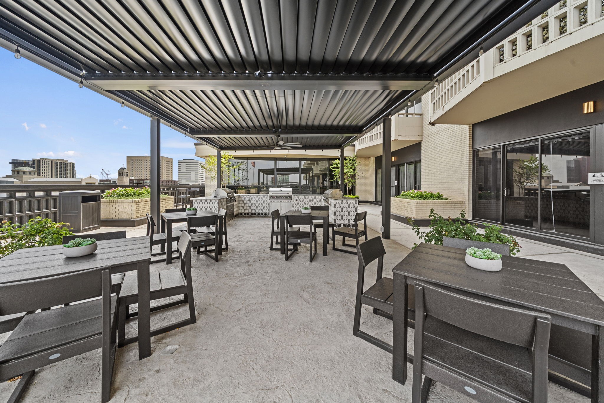 2016 Main Street, Unit 2302 Houston, TX 77002 - Photo 26 of 34 Outdoor lounge and grilling area offers a relaxing space to entertain, unwind, and enjoy stunning city views.