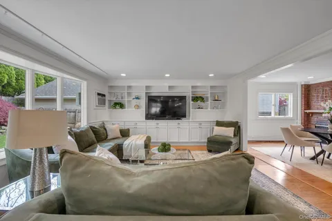 $1,089,000 | 33 Poplar Place, Port Washington, NY 11050