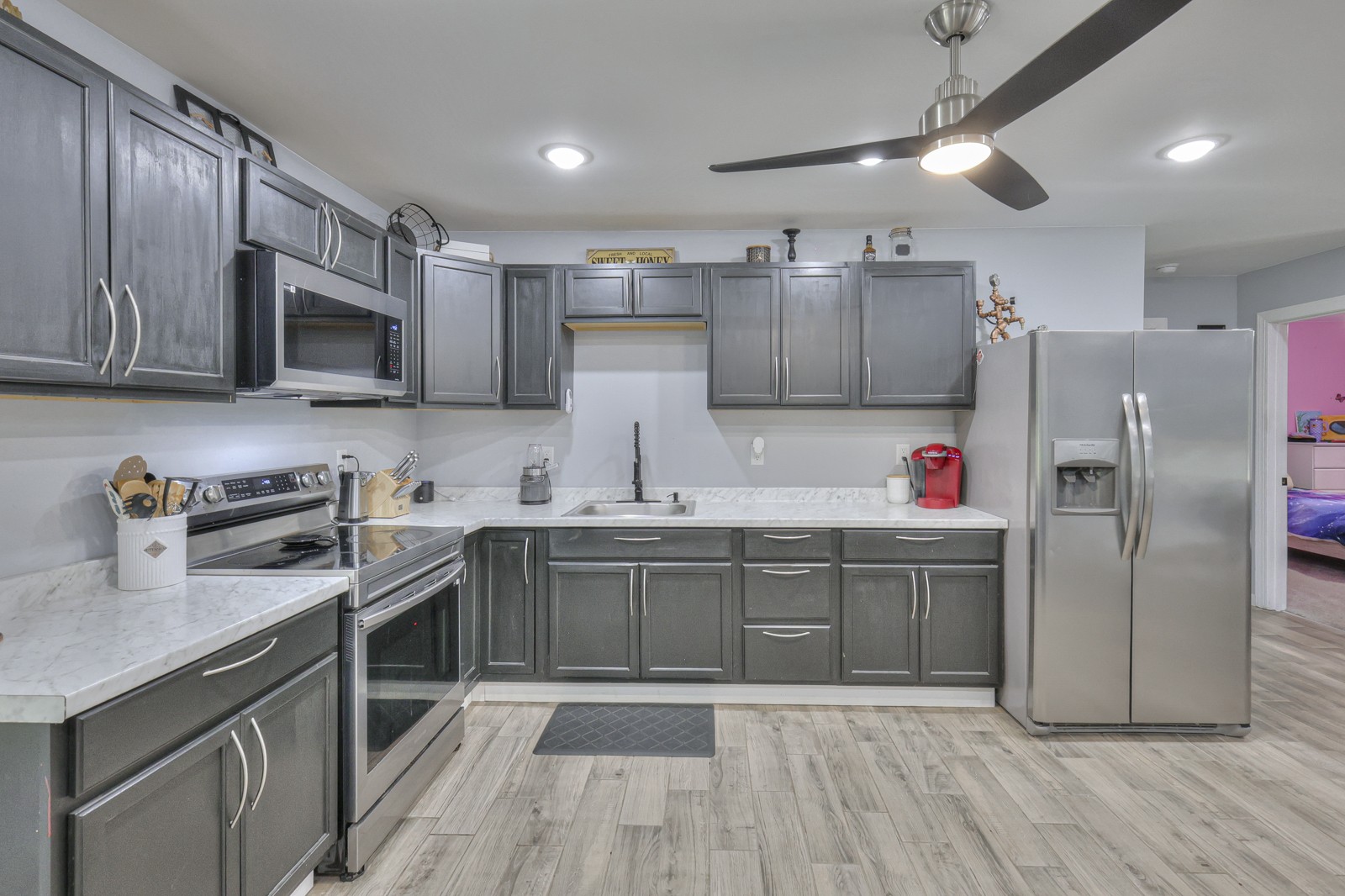 257 East Prospect Road Fayetteville, TN 37334 - Photo 4 of 40 a kitchen with granite countertop a sink cabinets and stainless steel appliances