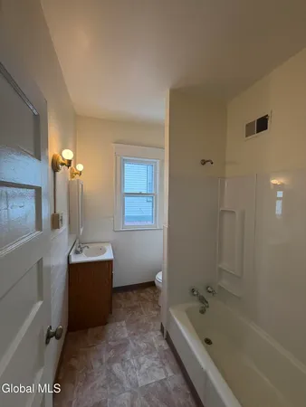 $1,600 | 1111 Parkwood Boulevard, Schenectady, NY 12308