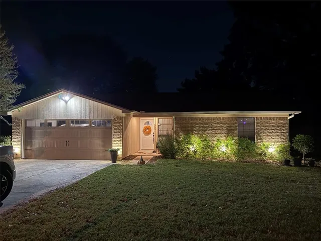 a view of a back yard