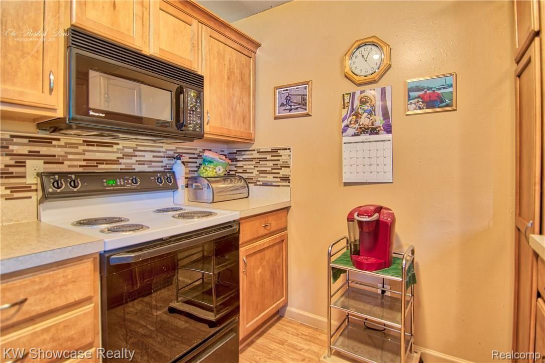 18364 Hickory Ridge Road Fenton, MI 48430 - Photo 15 of 36 18374HickoryRidgeRdint-4.jpg