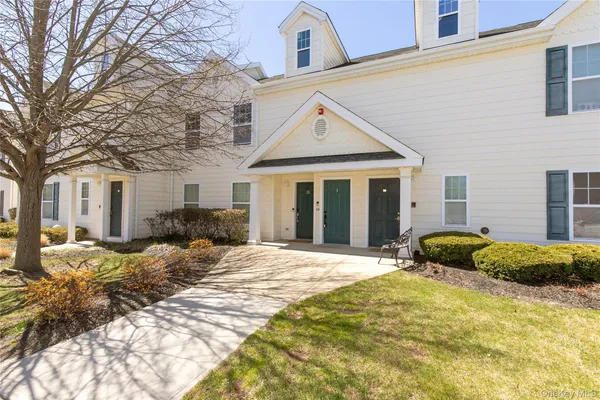 $650,000 | 28 Lorien Place, Unit 4, Melville, NY 11747