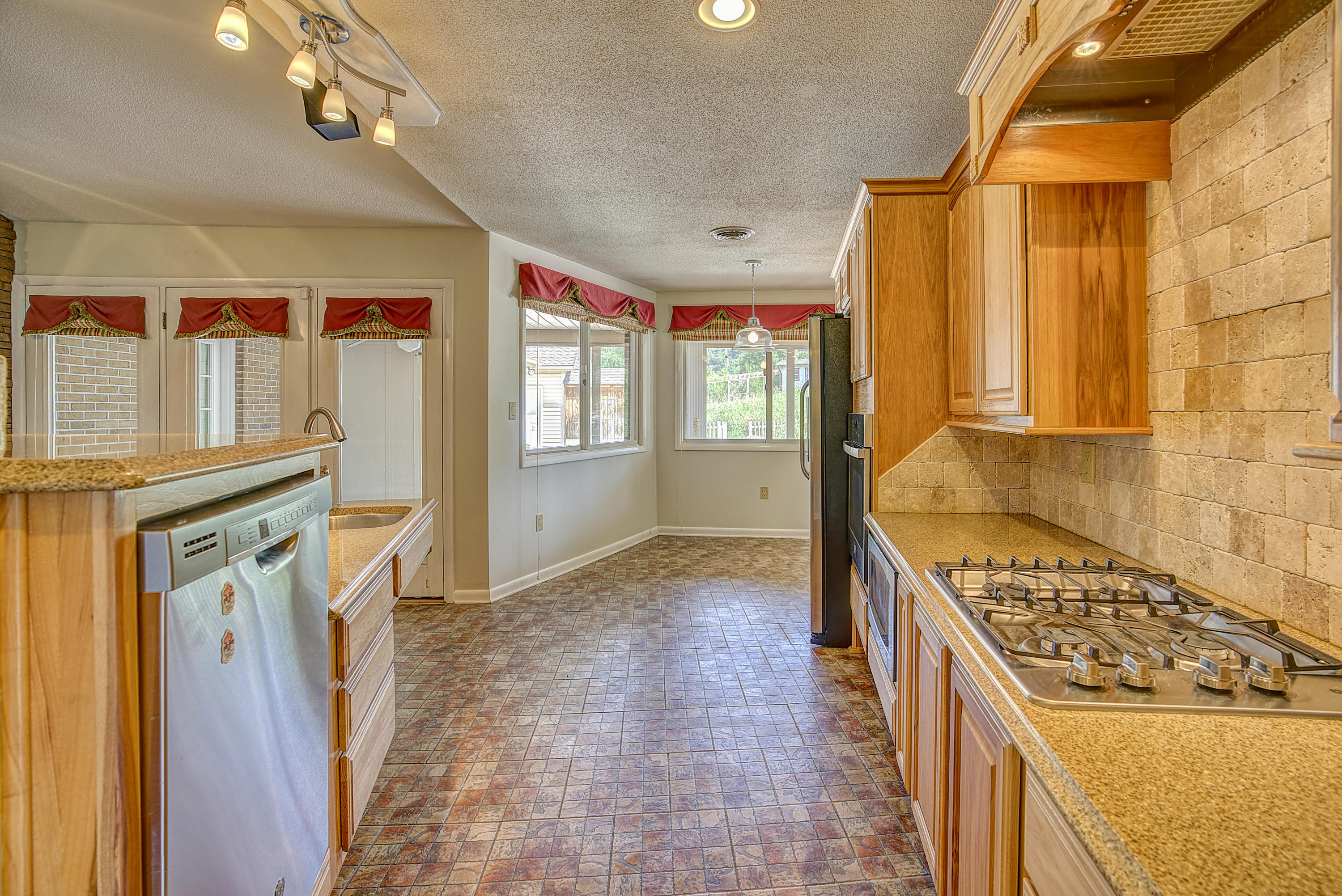 228 Cross Community Road Bristol, TN 37620 - Photo 29 of 66 CrossC--28