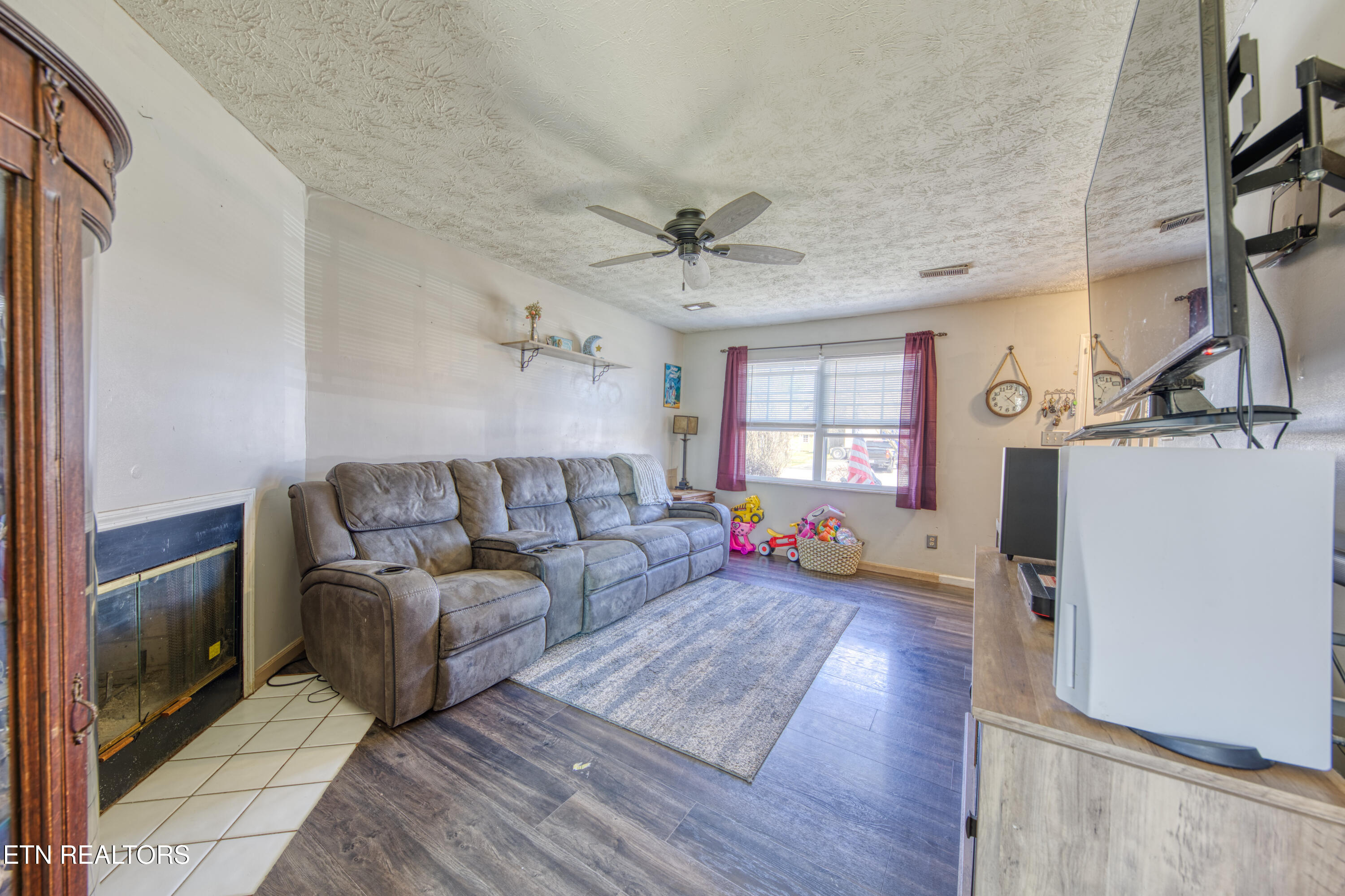 7624 Camden Road Powell, TN 37849 - Photo 5 of 14 5LivingRoom