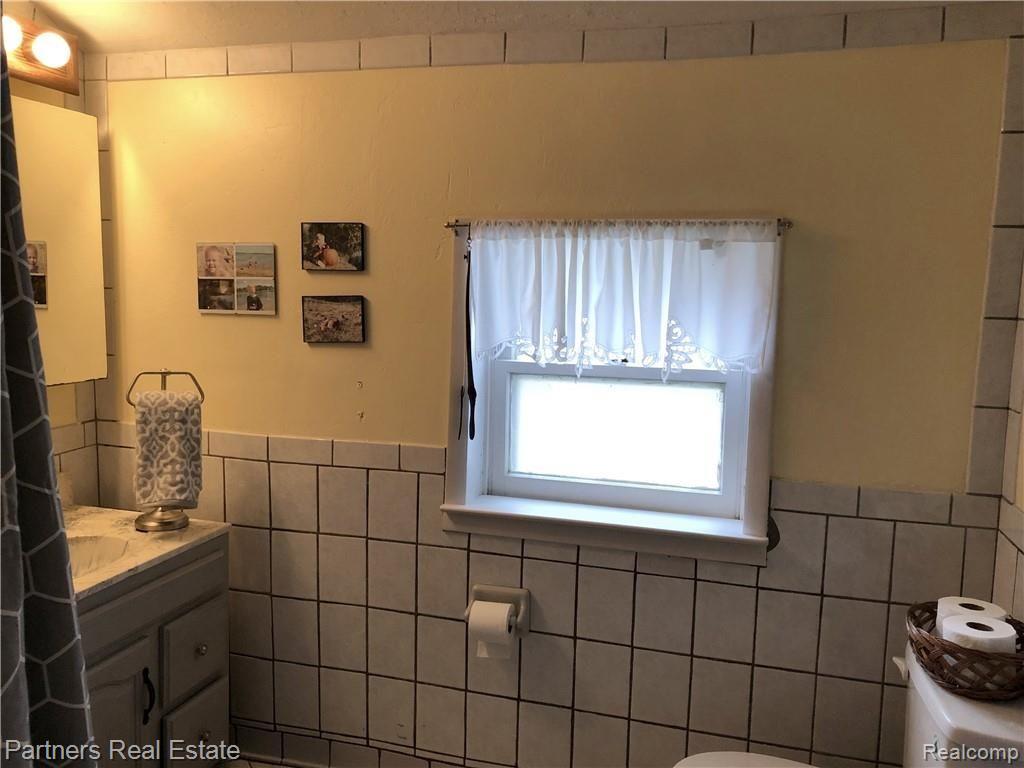 8723 Antcliff Road Howell, MI 48855 - Photo 29 of 47 Main Floor Full Bath 2.JPG