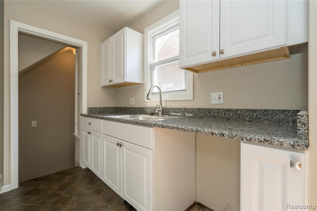 24844 Landau Center Line, MI 48015 - Photo 5 of 58
