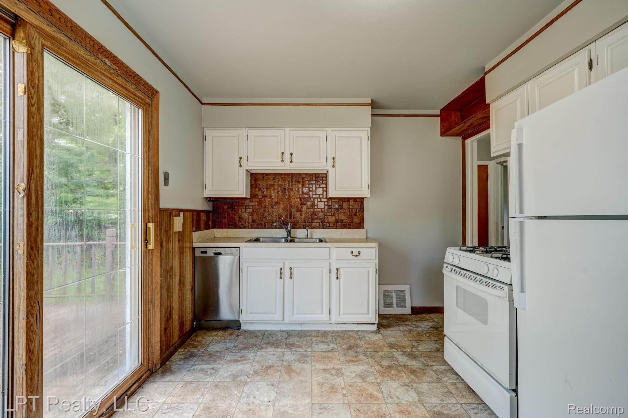 23038 Violet Street Farmington, MI 48336 - Photo 8 of 29 Kitchen