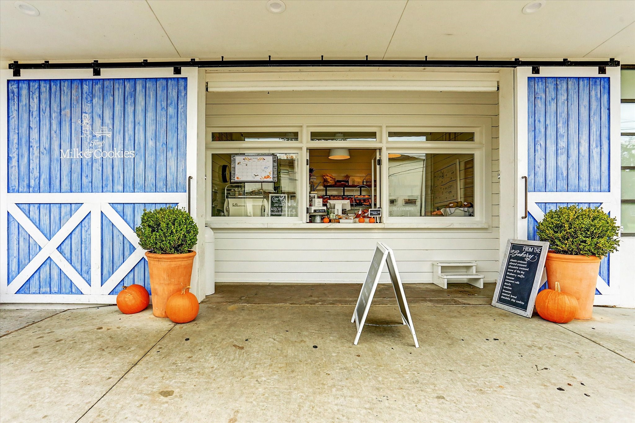 4148 Bissonnet Street West University Place, TX 77005 - Photo 31 of 39 a view of a house with sitting area and furniture