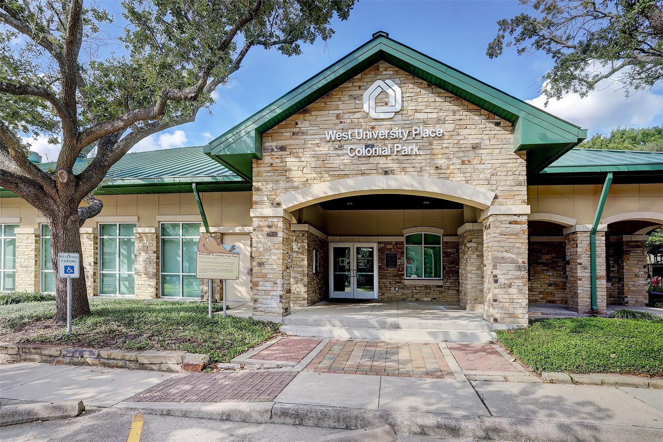 4148 Bissonnet Street West University Place, TX 77005 - Photo 38 of 39 a front view of a house with garden