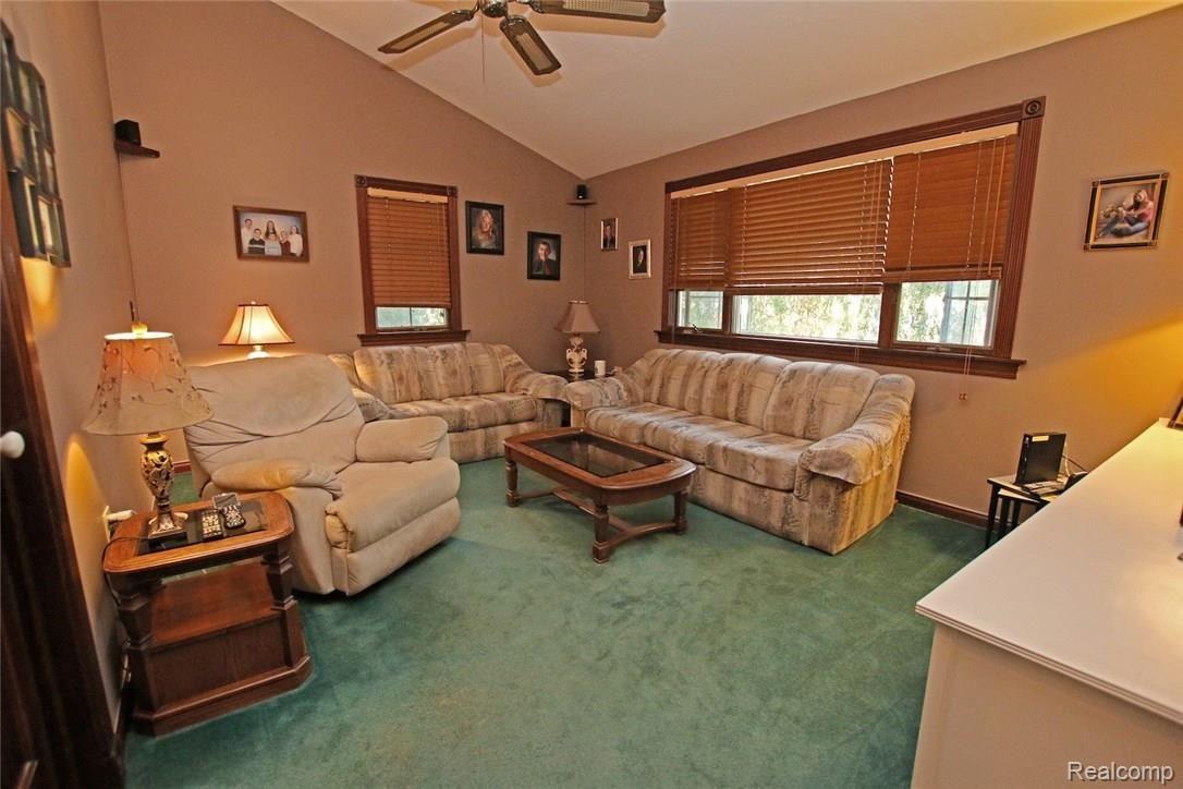 6233 East Potter Road Davison, MI 48423 - Photo 15 of 47 15) Family Room.jpg
