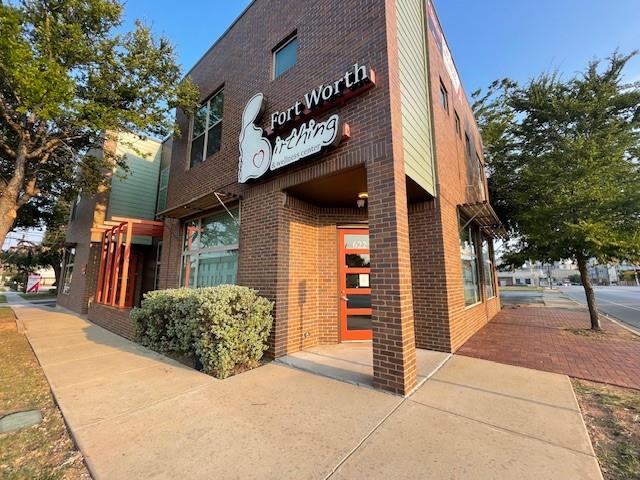 622 Hemphill Street, Unit 202 Fort Worth, TX 76104 - Photo 14 of 15 a view of a house with a street