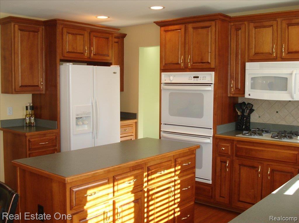 1322 Ross Lane Rochester, MI 48306 - Photo 16 of 25 Kitchen with island and double o